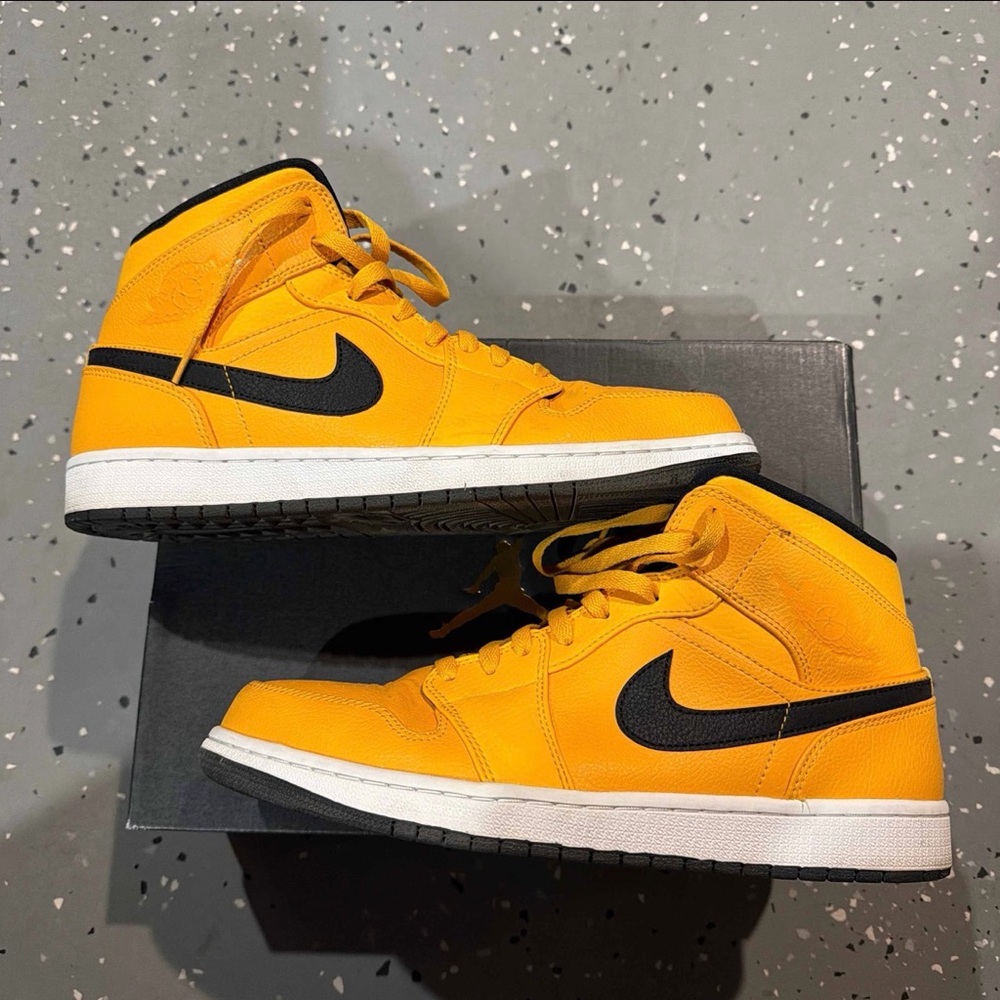 2019 Air Jordan 1 Mid ‘University Gold’